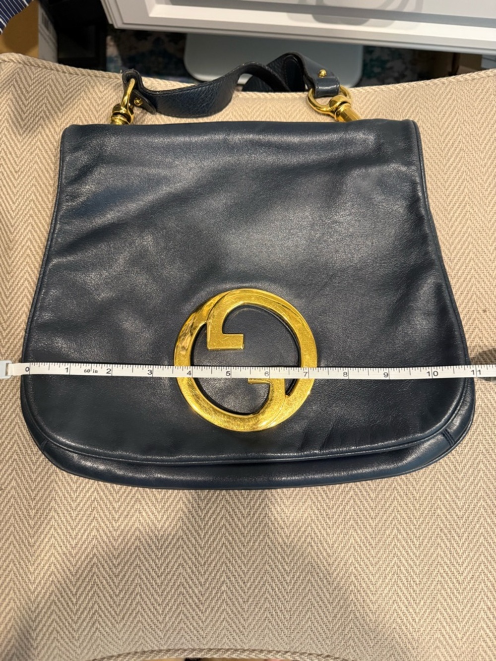 Vintage Gucci Navy Leather Shoulder Bag with Gold Logo - Picture 10 of 13